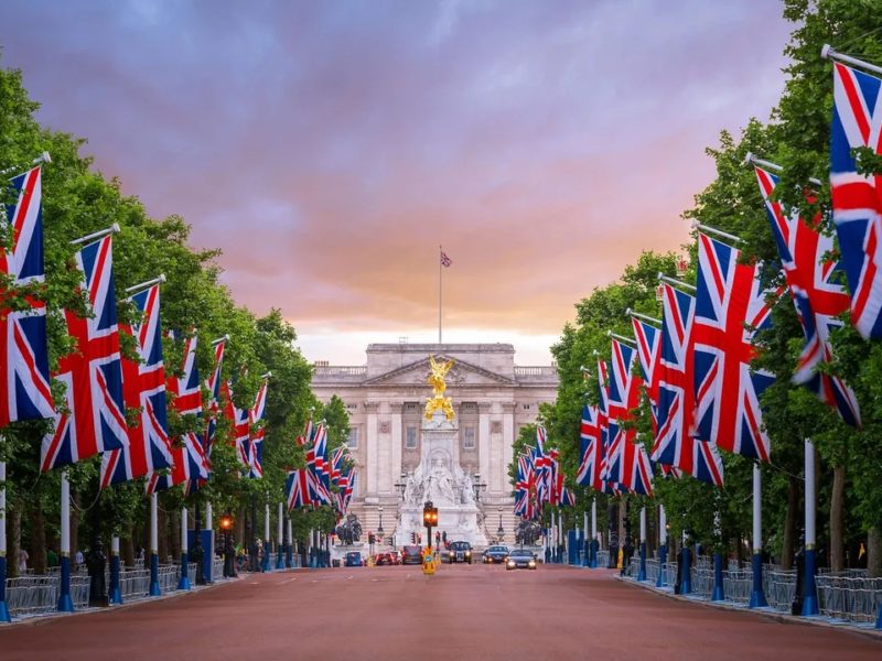 BUCKINGHAM PALACE : THE LONDON RESIDENCE OF THE MONARCH OF THE UK